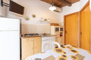 Réfrigérateur, plaque de cuisson, cafetiÚre/bouilloire