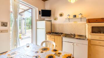 KĂŒhlschrank, Herdplatte, Wasserkocher mit Kaffee-/Teezubehör