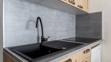 Frigorífico, microondas, horno y placa de cocina