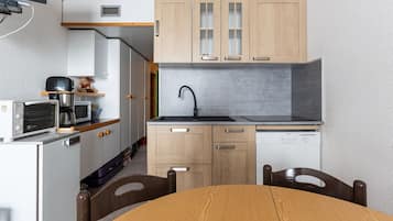 Køleskab, mikrobølgeovn, ovn, kogeplade