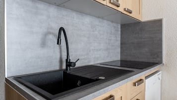 Køleskab, mikrobølgeovn, ovn, kogeplade