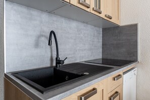 Frigorifero, microonde, forno, piano cottura