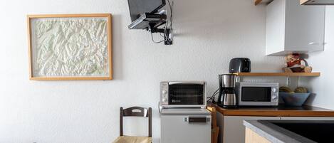 Een koelkast, een microgolfoven, een oven, een kookplaat