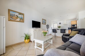 TV, lettore DVD, tavolo da ping pong