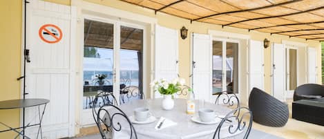 تناول الطعام بالخارج