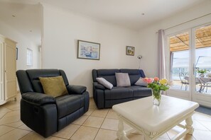 Televisión, reproductor de DVD y tenis de mesa 