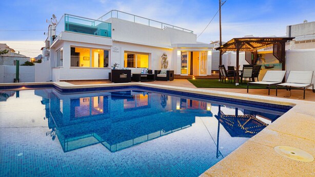 A modern house with a swimming pool, outdoor seating, and a covered patio. - Holiday Home 'Casa Blanca Family Villa' with Private Pool, Wi-Fi & Air Conditioning (alfaz del pi)