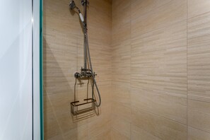 Ducha, secador de pelo y toallas