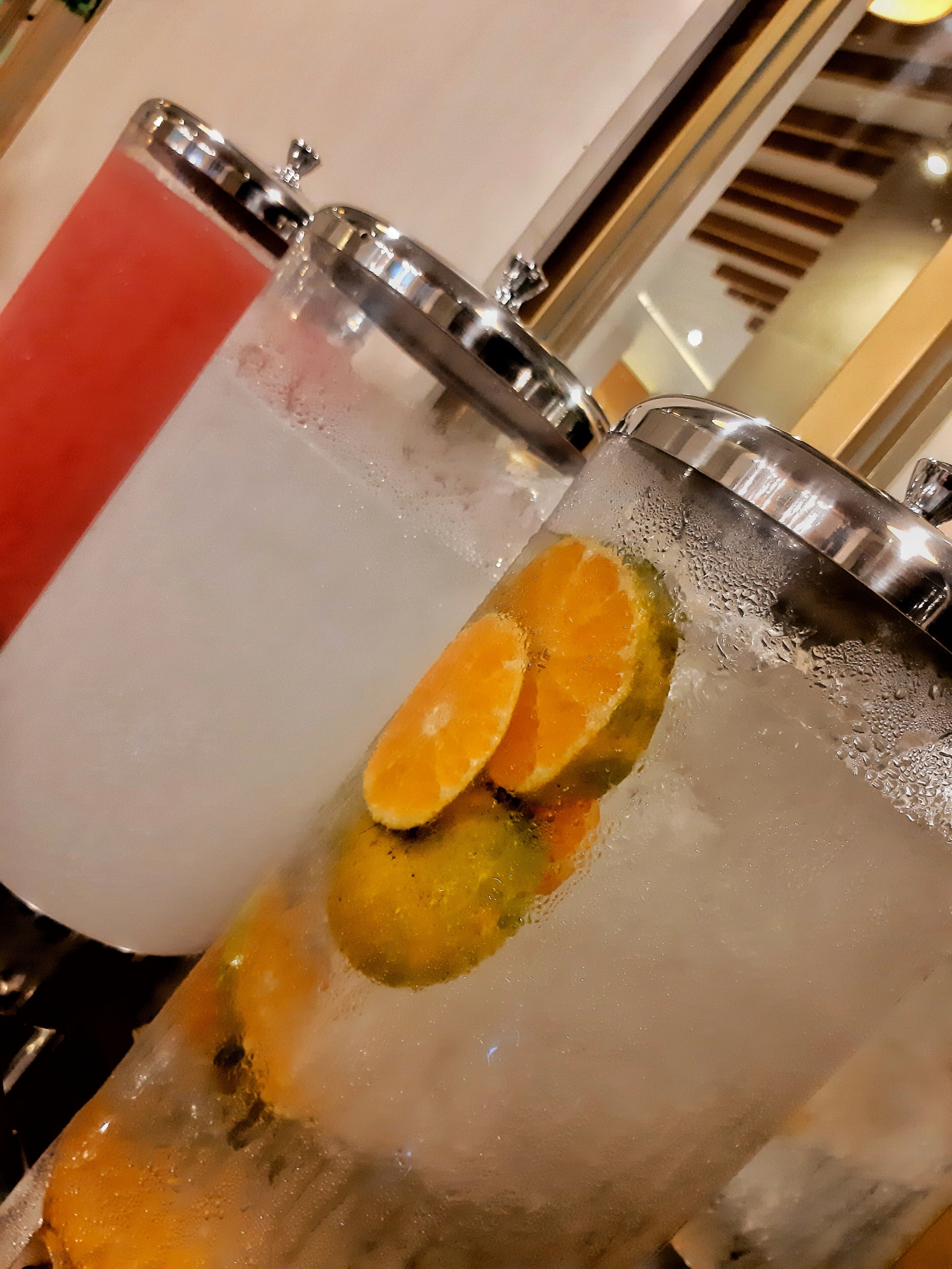 Gros plan d’un cocktail avec des glaçons et des tranches d’agrumes.