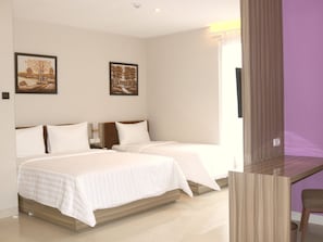 Minibar, coffres-forts dans les chambres, bureau