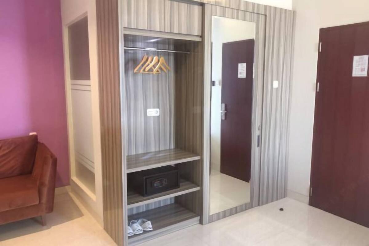 Minibar, in-room safe, desk, laptop workspace