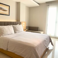 Kamar Double Deluks | Minibar, brankas, meja kerja, dan ruang kerja ramah laptop