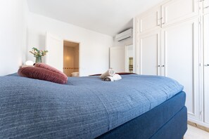 2 室のベッドルーム、アイロン / アイロン台、WiFi (無料)、ベッドシーツ