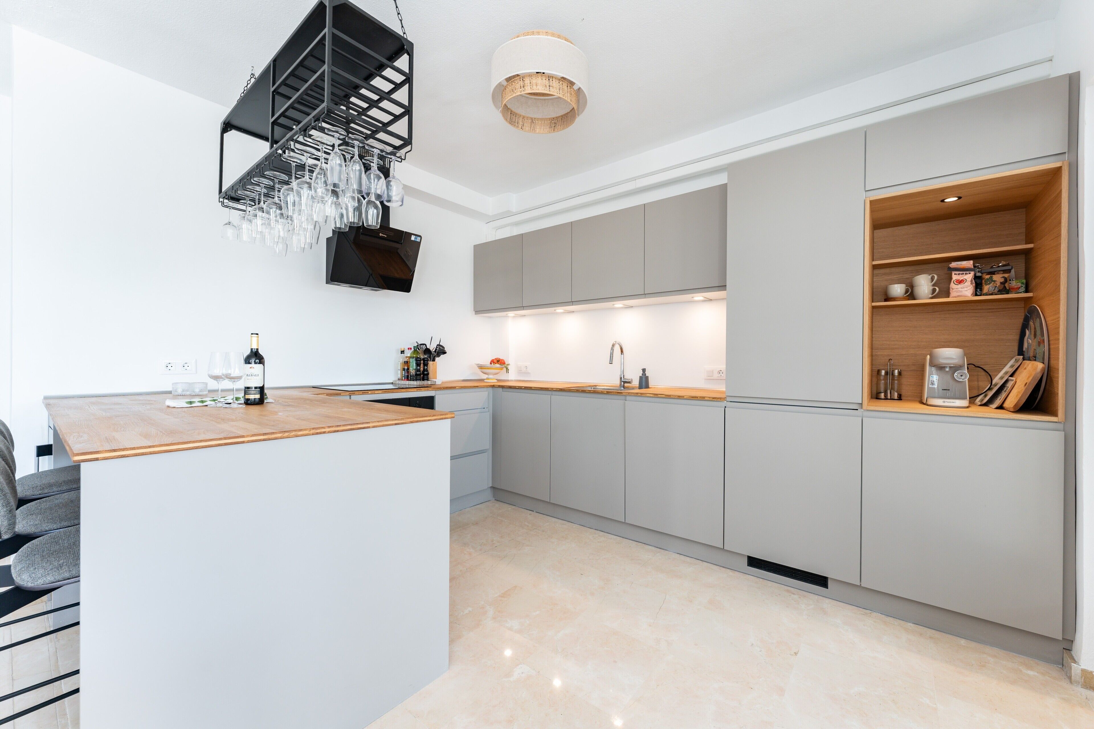 Réfrigérateur, four, plaque de cuisson, lave-vaisselle