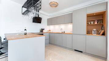 Een koelkast, een oven, een kookplaat, een vaatwasser