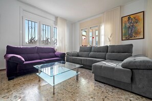 Tv, pejs, bordtennisbord, stereoanlæg