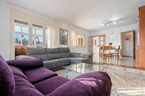 TV, peis, bordtennis og stereoanlegg