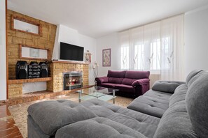 Televisie, een open haard, een tafeltennistafel en een stereo