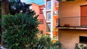 A multi-story residential building with balconies and a garden area. - Apartment in Ancona near Passetto Beach (Ancona)
