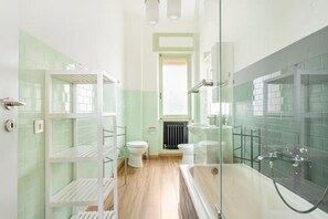 Combined shower/tub, bidet