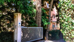 A gated entrance with a metal fence, a stone pillar, and a sign indicating a no parking zone. - Apartment in Ancona near Passetto Beach (Ancona)