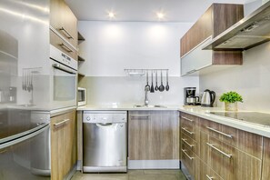 Fridge, microwave, oven, dishwasher