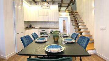 Grand réfrigérateur, micro-ondes, four, plaque de cuisson