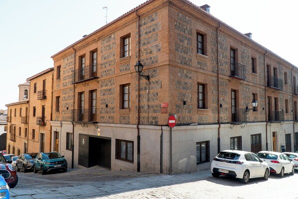 A multi-story building with a stone facade, multiple balconies, and a no-entry sign. - ZOCODOVER CERVANTES 5 COLLECTION (Toledo)