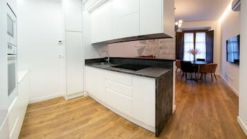 Refrigerador con freezer, microondas, horno, placa de cocina