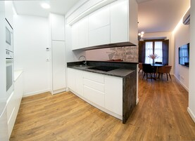 Apartamento familiar | Cocina privada | Frigorífico grande, microondas, horno y placa de cocina