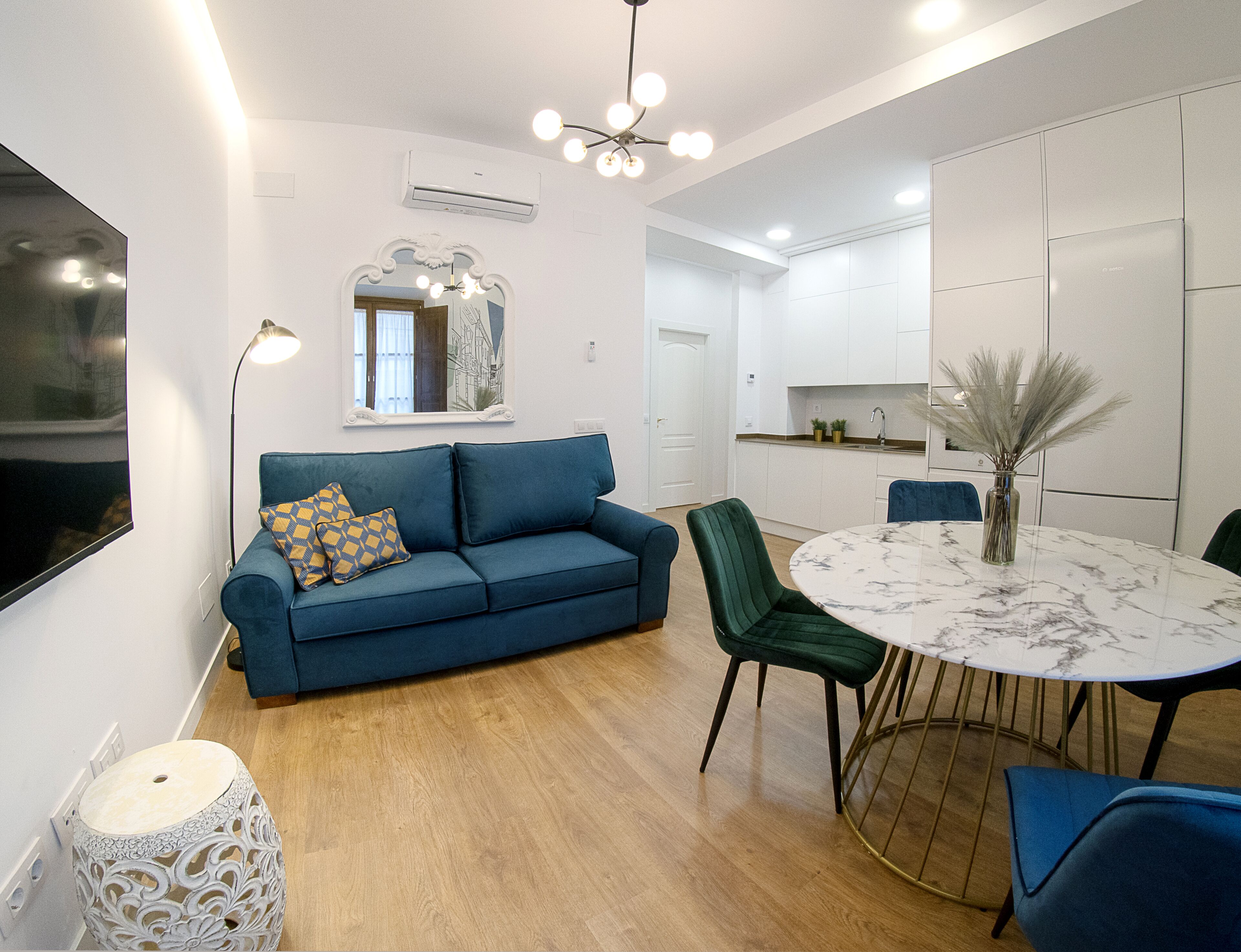 Gallery appartement | Woonruimte | Een flatscreentelevisie