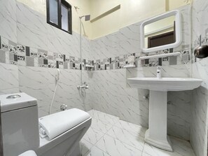 Deluxe Quadruple Room | Bathroom | Free toiletries - GOHO ROOMS 10th Commercial (Karachi)
