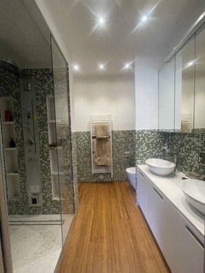 Dusche, Haartrockner, Bidet, Handtücher