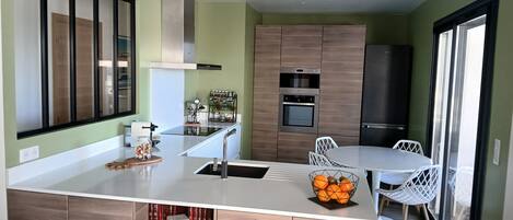 Een koelkast, een magnetron, een oven, een kookplaat