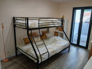 3 chambres, bureau, fer et planche à repasser, lit parapluie