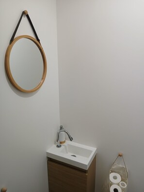 Douche, sèche-cheveux, serviettes fournies