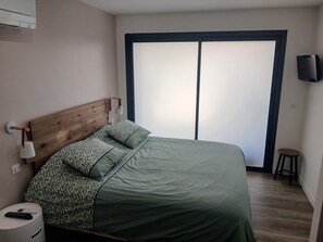 3 chambres, bureau, fer et planche à repasser, lit parapluie