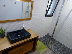 Douche, sèche-cheveux, serviettes fournies