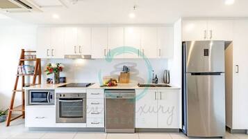 Apartemen Eksklusif | Dapur pribadi | Lemari es, microwave, oven, dan kompor