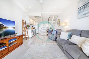 Appartement exclusif | Aire de séjour | Téléviseur de 40 po avec télévision par câble