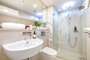 Exclusive Apartment | Bathroom | Shower, free toiletries, hair dryer, towels - ZEN SEA VIEW - 2 Bedroom Penthouse (Darwin)