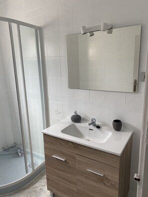 Regadera, toallas, jabón, papel de baño 
