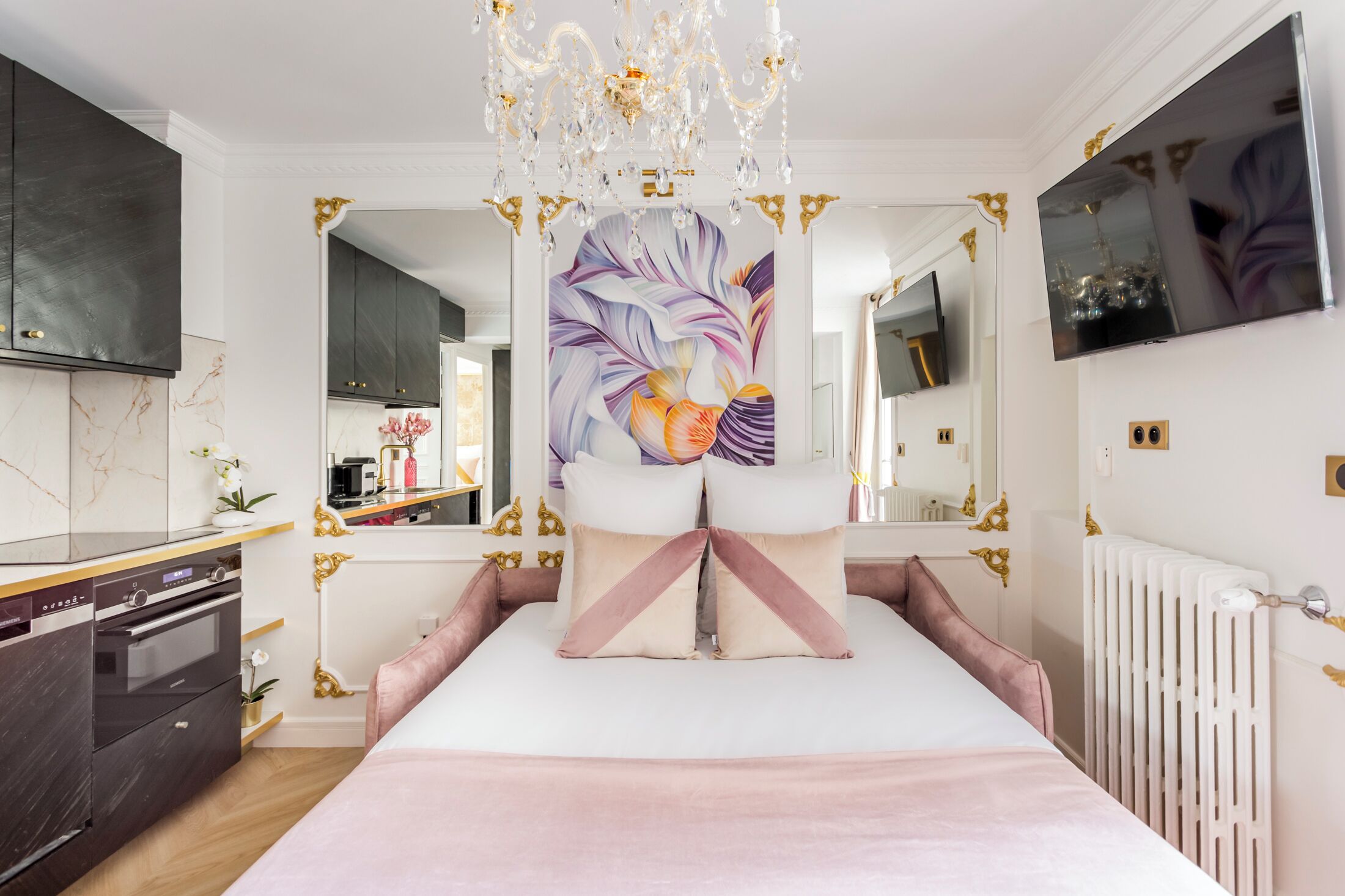 2 slaapkamers, een bureau, een strijkplank/strijkijzer, reisbedje