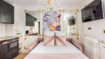 2 slaapkamers, een bureau, een strijkplank/strijkijzer, reisbedje