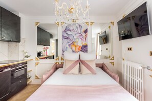 2 Schlafzimmer, Schreibtisch, Bügeleisen/Bügelbrett, Reisekinderbett