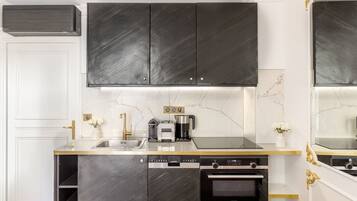 Kühlschrank, Mikrowelle, Ofen, Herdplatte