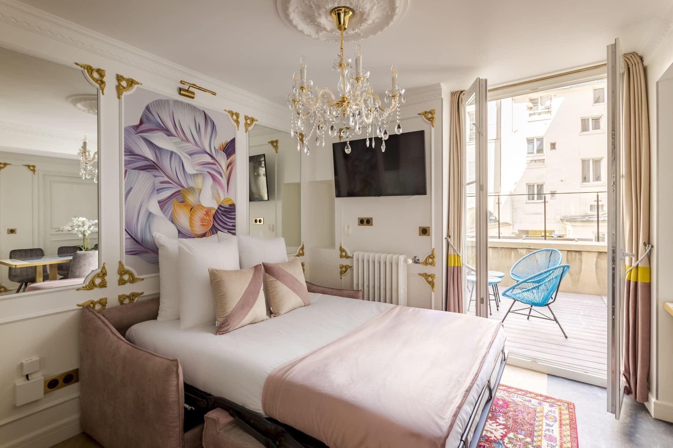 2 slaapkamers, een bureau, een strijkplank/strijkijzer, reisbedje