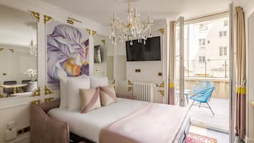 2 slaapkamers, een bureau, een strijkplank/strijkijzer, reisbedje