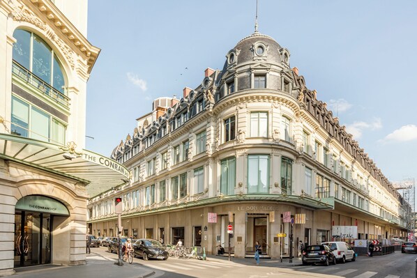A historic building with ornate architecture, including a curved facade and a prominent dome. - Merveil - Luxury Suite - Tour Eiffel - Bac I (Paris)