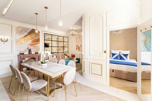 2 chambres, bureau, fer et planche à repasser, lit de bébé portatif